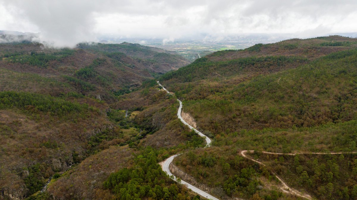 ¡De primer nivel!
He supervisado la nueva carretera (67 km) de concreto hidráulico que conecta logística y turísticamente Siguatepeque con La Esperanza. Un proyecto que en el pasado fue fallido pero en mi Gobierno es una realidad.

Son obras reales, obras que transforman vidas