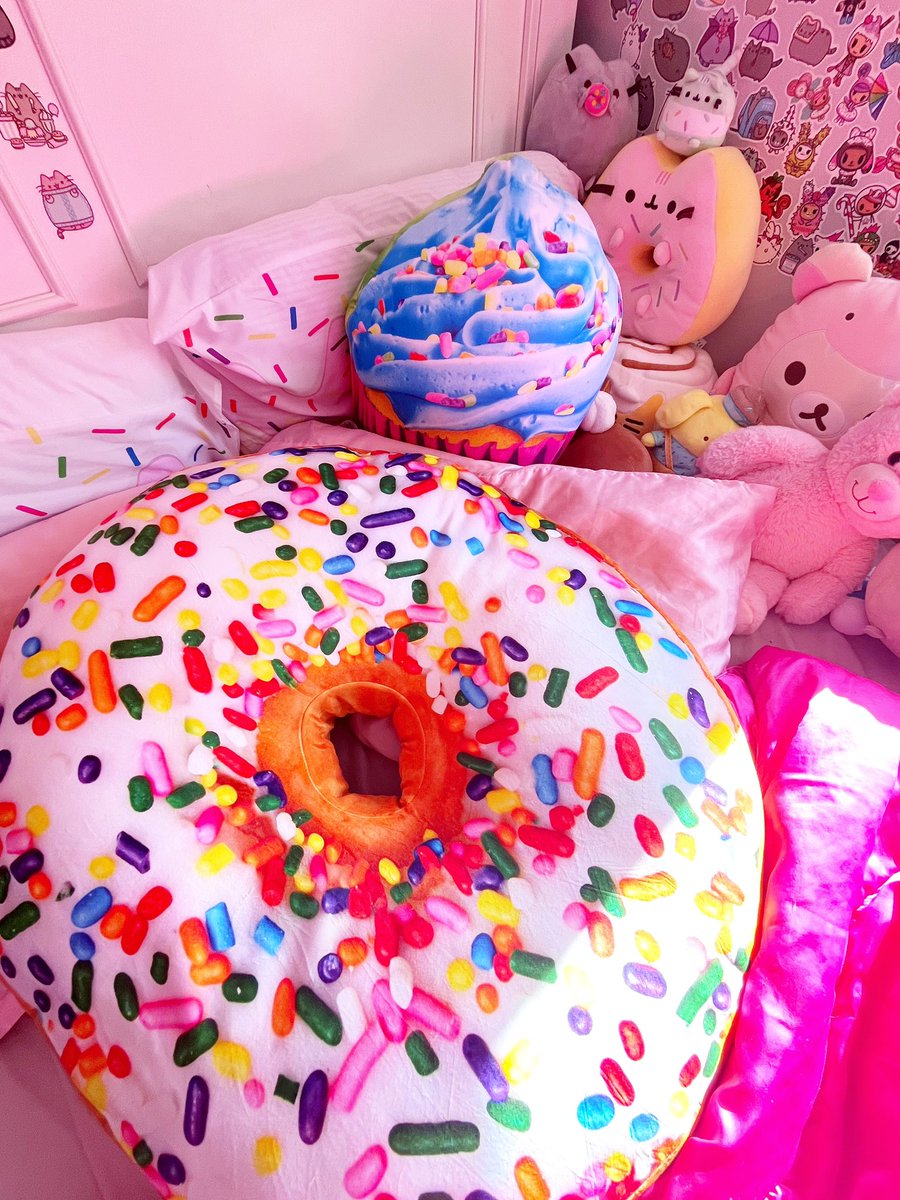 linasprinkle's tweet image. my room is so magical