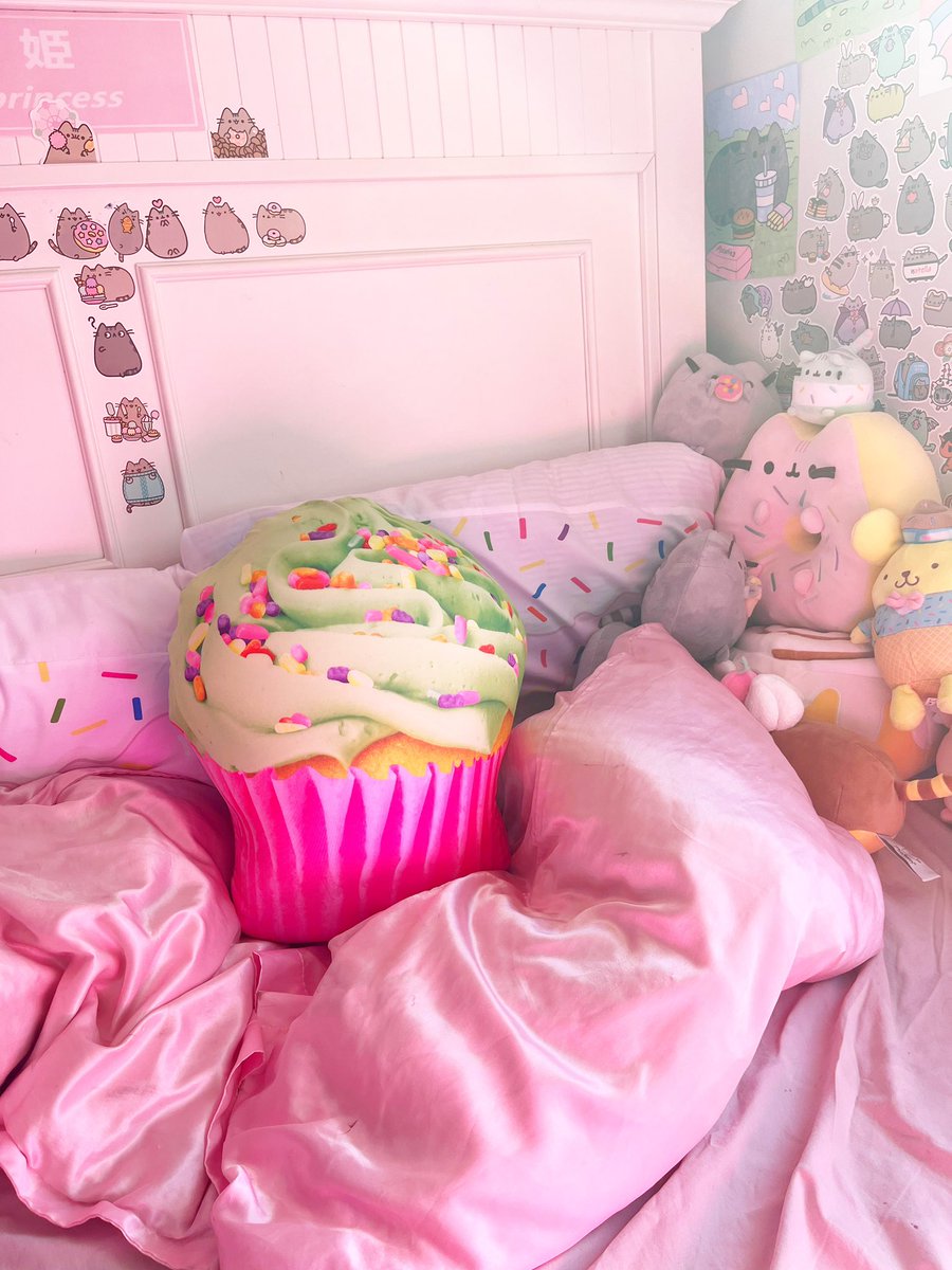 linasprinkle's tweet image. my room is so magical