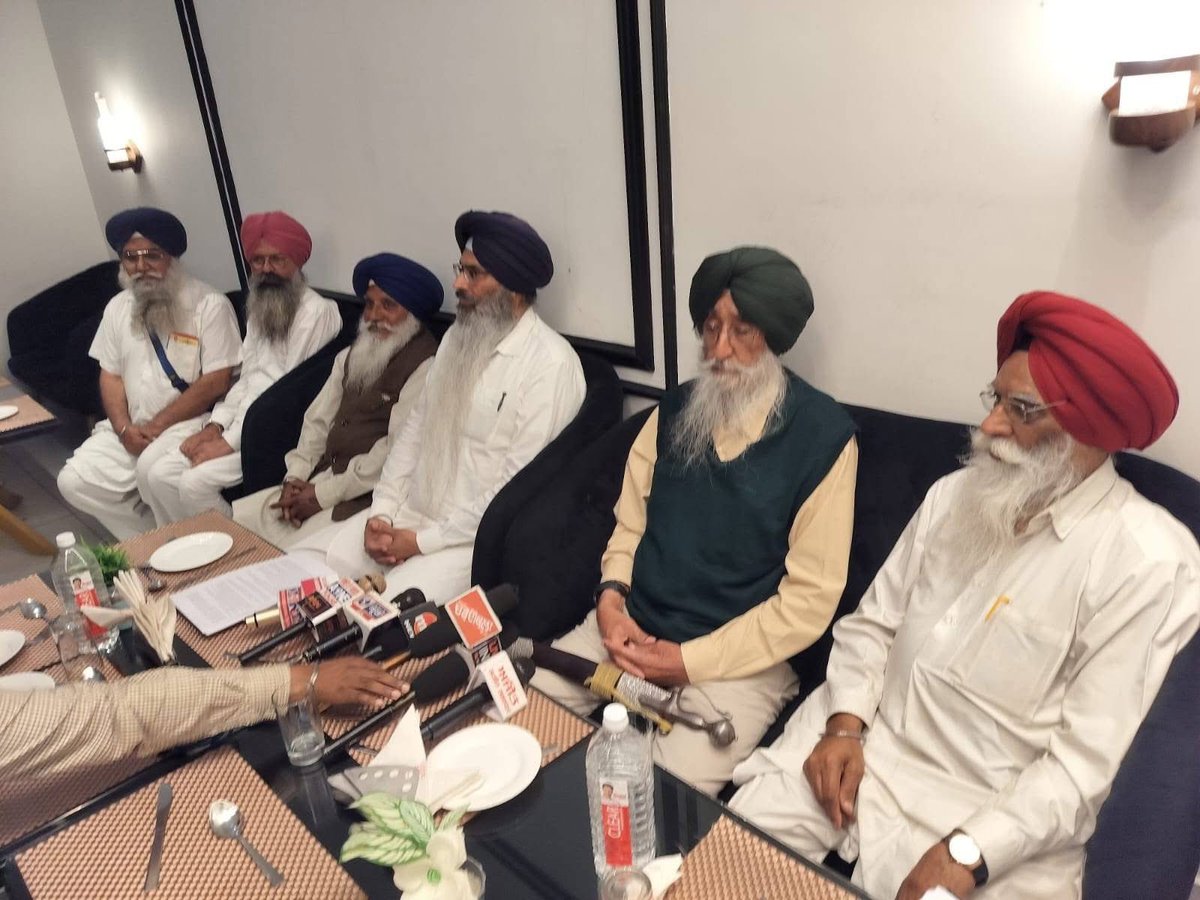 SimranjitSADA's tweet image. Police’s ways of working these days  reminds of KPS Gill’s ‘Jungle Raj’.

ਪੁਲਿਸ ਅੱਜ ਵੀ ਕੇ.ਪੀ.ਐਸ. ਗਿੱਲ ਦੇ ਸਮੇ ਦੀ ਤਰ੍ਹਾਂ ‘ਜੰਗਲ ਦੇ ਰਾਜ’ ਵਾਲੇ ਮਨੁੱਖਤਾ ਵਿਰੋਧੀ ਅਮਲ ਕਰਕੇ ਕਤਲ ਵੀ ਕਰ ਰਹੀ ਹੈ ਅਤੇ ਲੋਕਾਂ ਦੇ ਘਰ ਵੀ ਢਾਹ ਰਹੀ ਹੈ। ਅਜਿਹੇ ਗੈਰ ਕਾਨੂੰਨੀ ਤੇ ਮਨੁੱਖਤਾ ਵਿਰੋਧੀ ਅਮਲ ਬਿਲਕੁਲ ਬਰਦਾਸਤ ਨਹੀ ਕਰਾਂਗੇ।

ਜੋ…