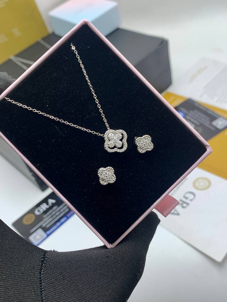 tolexy17's tweet photo. VVS Moissanite Diamond Necklace and earring combo 💎💎💎💎

🌹Earring - 0k
🌹Necklace-k
🌹Tester - k

Available for immediate pickup and delivery nationwide✅

Dm: 0815 320 5086 https://t.co/kGolsWhLuy