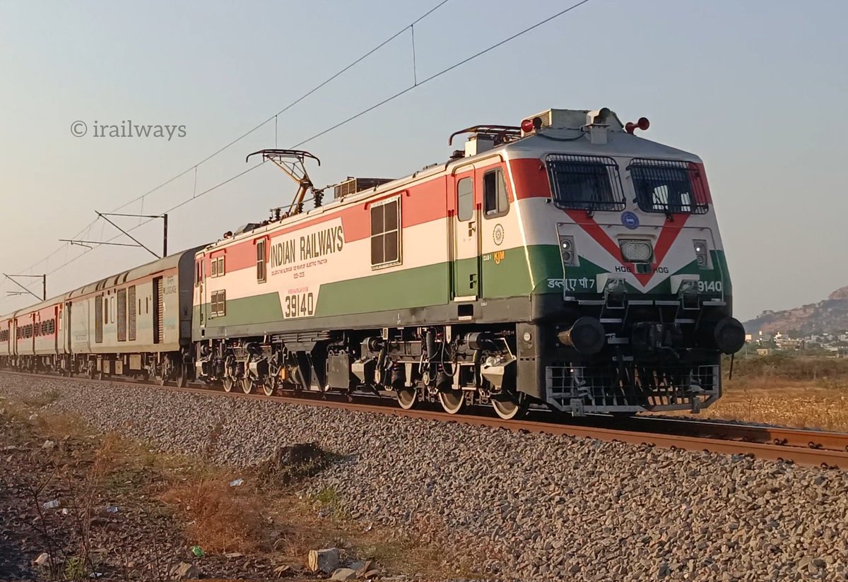 KJMs Beauty ✨
In Frame KJM WAP-7 39140 in "Tricolor" livery powering 22689 Ahmedabad - Yesvantpur Weekly Superfast Express
<a href="/SWRRLY/">South Western Railway</a> <a href="/drmsbc/">DRM Bengaluru</a>