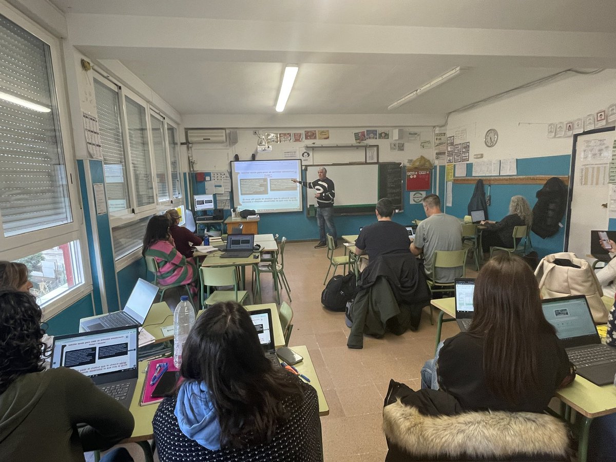 Ayer, el profesorado tuvo la oportunidad de aprender de <a href="/eboixader/">Ernesto Boixader Gil</a> y su experiencia con la IA en el mundo educativo. Fue muy interesante y útil. 100% recomendable!