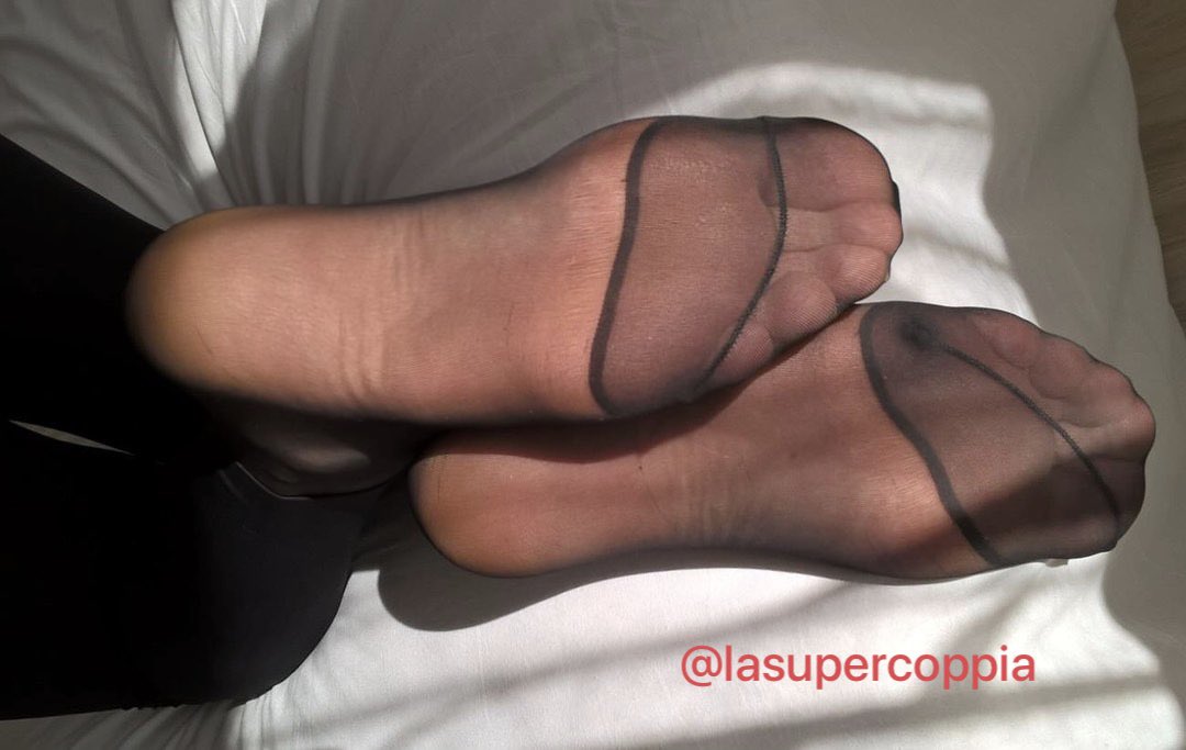 #SexyWife #Milf #Valkyrja #Goddess #MilfieClub #MILFMafia #NGOT #VenusModels #HotWife #Fetish #SexyFeet #SexySoles #SexyToes 😜  
Qualche istante prima di uscire di casa la vedo casualmente in questa posizione… non ho esitato a scattarle la foto… fatto bene? 😁 #Buongiorno ☀️