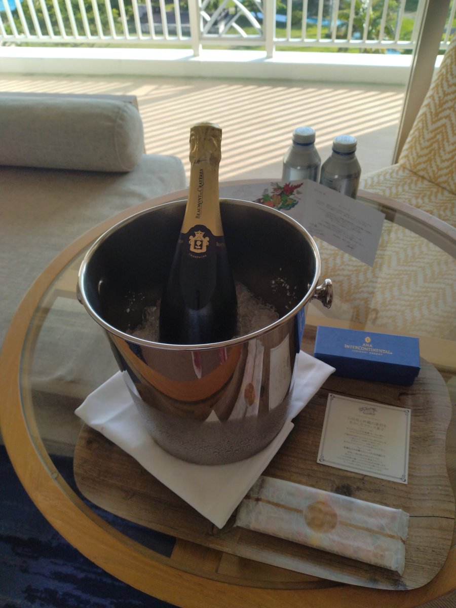 ホテルからのサービス🥹
誰か🍾飲みに来てくれないかな？