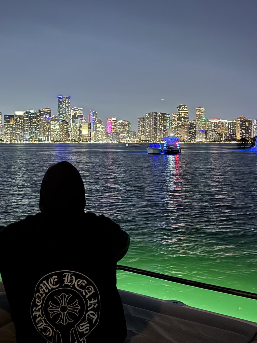 brezscales's tweet image. it’s corny to say but the whole point of college is to set you up with opportunity in the “real world” post schooling. I understand there’s some valuable info to learn there. However, the opportunities outside of college and the “real world” are so endless and obtainable in…