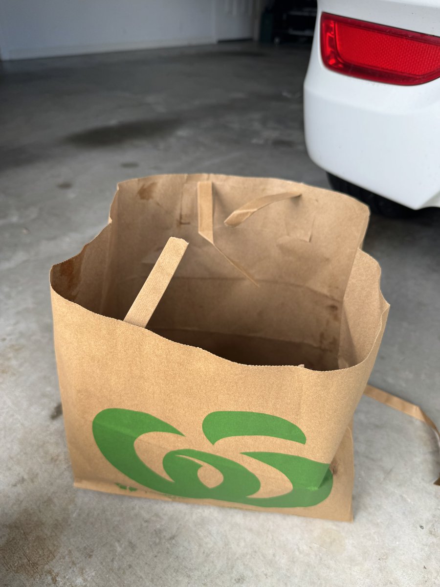 fullplates's tweet image. Thanks #woolworths, this is what you think of your customers. Make them pay for the worst quality bags. With the amount of money you make, one would think that cutting corners is not high on your list of quality service. 
@woolworths @Woolworthsaus