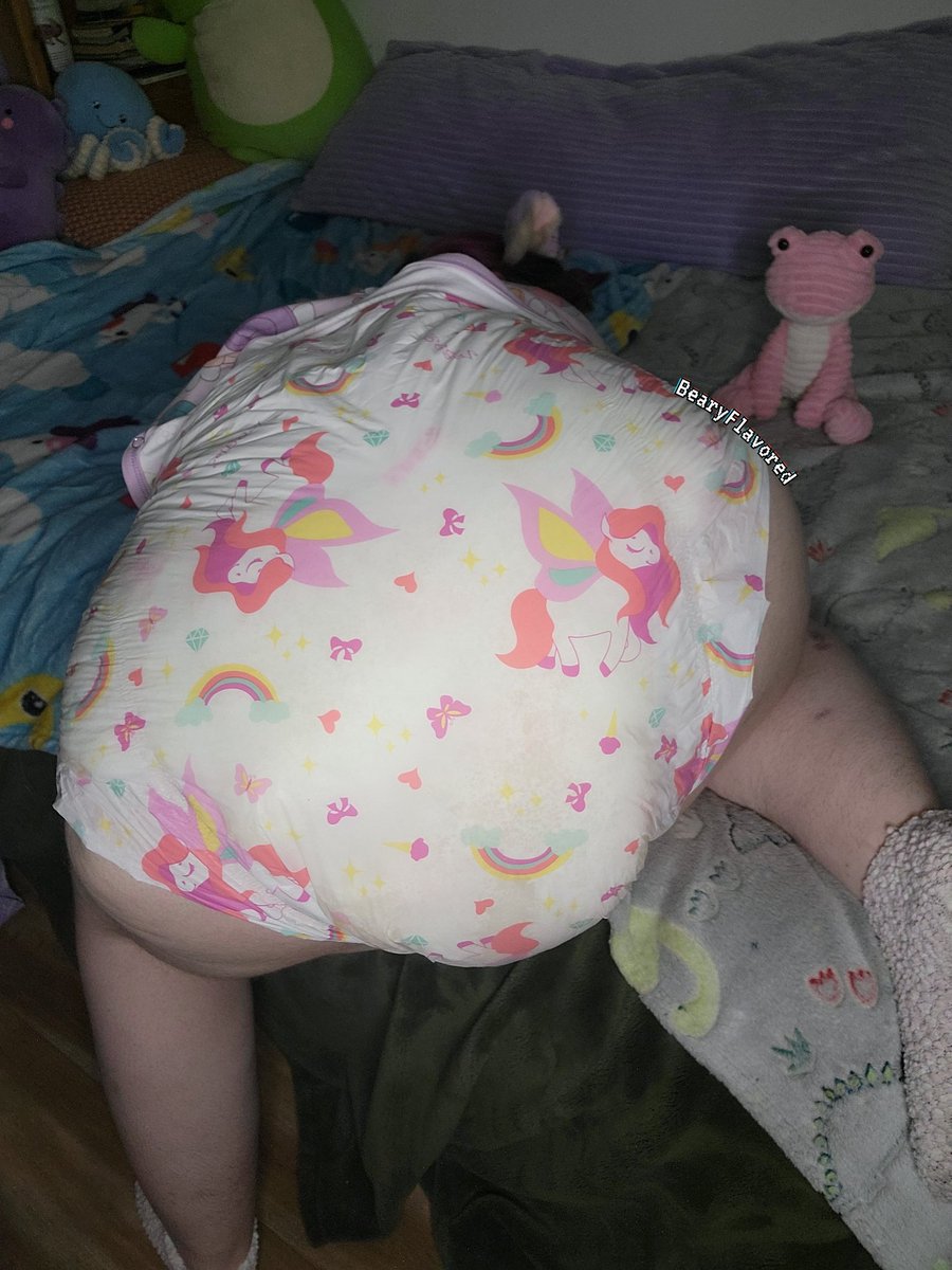 BearyFlavored's tweet photo. This diaper got so full that I leaked all over the place 🫣 new set on my JFF, 🔗 in bi0!

#abdl #adultbaby #diaperlover #adultbabydiaperlover #diapergirl #peefetish #kink #ageplay #ddlg #mdlb #gothmommy #mommydom #findom #femdom #girlsindiapers https://t.co/zfui7I2tNm