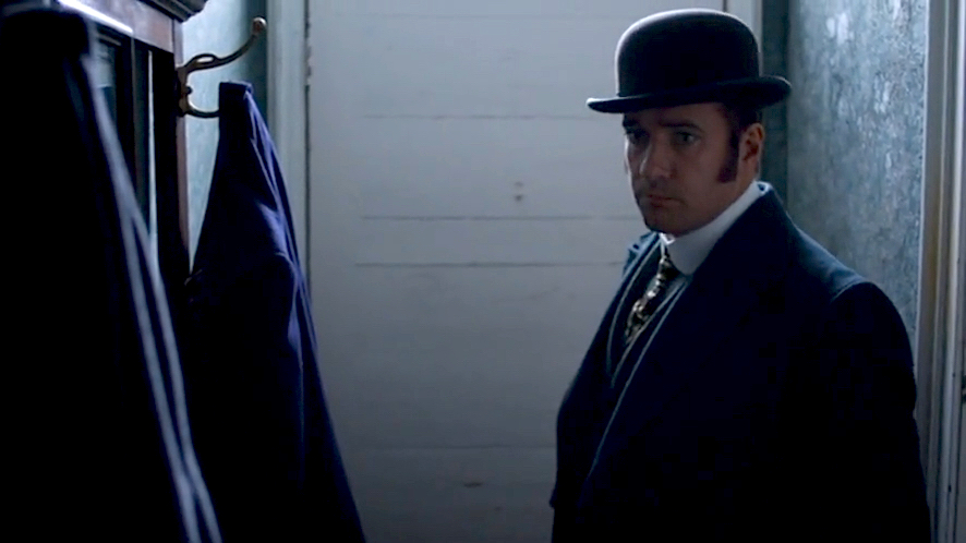 toricoyahhh's tweet image. #RipperStreet S2E7🤨💕
行方不明のベネットの家を訪ね偶然ローズに会って写真を渡した後、自宅に戻ったら上司が勝手に上がり込んでたの図😅 リード警部補の家もかなり散らかってた。この自宅に戻るシーン日本版ではカットされてました...