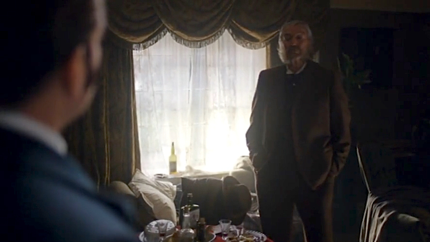 toricoyahhh's tweet image. #RipperStreet S2E7🤨💕
行方不明のベネットの家を訪ね偶然ローズに会って写真を渡した後、自宅に戻ったら上司が勝手に上がり込んでたの図😅 リード警部補の家もかなり散らかってた。この自宅に戻るシーン日本版ではカットされてました...