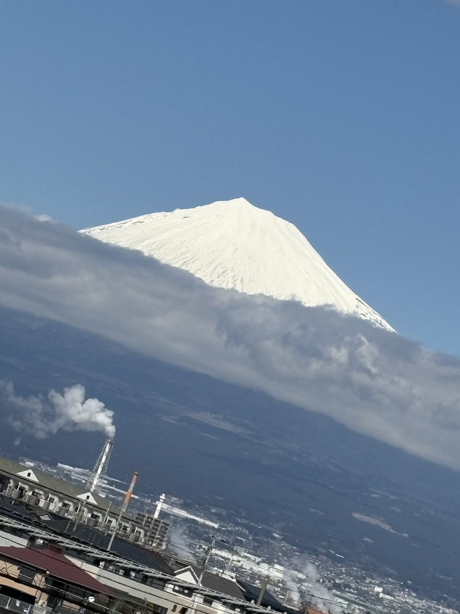 isojimadamu's tweet image. 春分の日
道の駅　富士からの富士△

運転中にいきなり🗻が現れて感動！
静岡市内から見える時より迫力🆙

そして！
五十路マダム沼津店は先日の女性面接も3名とも入店決定！
オープンから連日デビュー！
スタッフさんも4/1から入社決定！

スーパー店長&amp;amp;主任！
スタートダッシュ決めちゃってます😍
