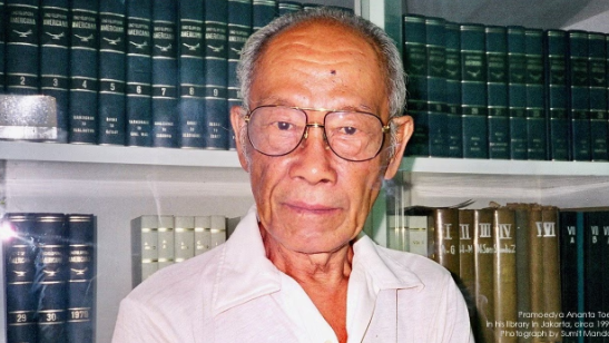 solusibukucom's tweet photo. Perpustakaan pribadi Pramoedya Ananta Toer pernah dibakar habis oleh tentara. Hal itu membuat kita semua kehilangan hak membaca delapan naskah yang belum Pram terbitkan. 

Hingga akhir hayatnya, pembakaran tersebut masih menjadi hal yang membuat Pram geram. https://t.co/WON59oo3Ty