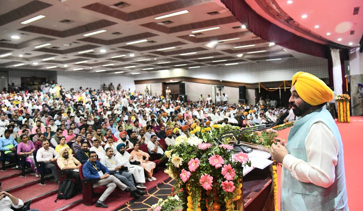 AAPPunjabModel's tweet image. ಶಿಕ್ಷಣ ಇಲಾಖೆಯಲ್ಲಿ ನೇಮಕಗೊಂಡ 951 ಇಟಿಟಿ ಶಿಕ್ಷಕರಿಗೆ ಪಂಜಾಬ್ ಮುಖ್ಯಮಂತ್ರಿ ಭಗವಂತ್ ಮಾನ್ ಅವರು ನೇಮಕಾತಿ ಪತ್ರಗಳನ್ನು ವಿತರಿಸಿದ್ದಾರೆ

ಇಲ್ಲಿಯವರೆಗೆ ಭಗವಂತ್ ಮಾನ್ ನೇತೃತ್ವದ ಪಂಜಾಬ್ ಸರ್ಕಾರವು 52,606 ಯುವಜನರಿಗೆ ಸರ್ಕಾರಿ ಉದ್ಯೋಗಿಗಳನ್ನು ಒದಗಿಸಿದೆ