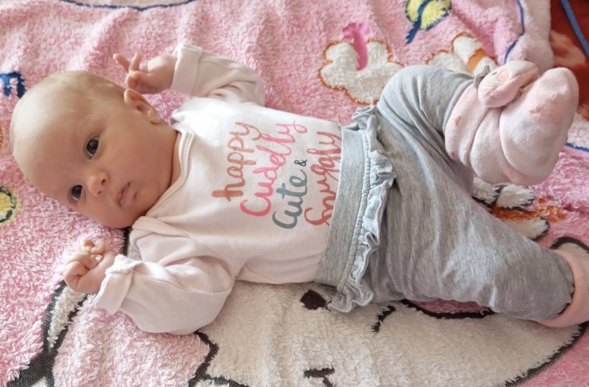 Dragi ljudi, da pozdravimo još jednu pobedu Života koji poručuje da se borba i upornost uvek nagrade. Usput, bebe koje se rode bez ili sa malo kose su zdrave kao dren. Ako pogledamo slike roditelja kada su bili bebe odgovor leži u kombinaciji hormona i gena.Dobro došla Pobednice!