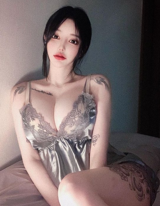 昨晚和闺蜜一起玩了一个男高中生 可惜射的太快了 有没有想要视频的？点赞送 #大奶子 #母狗