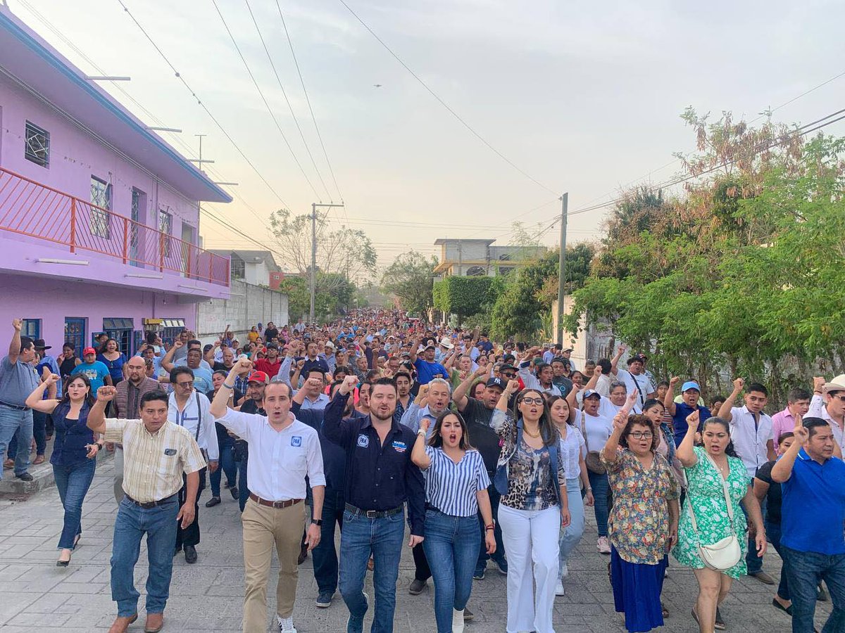 DigitalPuebla's tweet photo. 💪 ¡GRAN CIERRE DE MARCO VALENCIA! ‘La fuerza es de ustedes’, dice @marcovalenciaav  tras 16 días tocando miles de puertas en Venustiano Carranza. Agradece a @marioriestra  y @GenovevaHuerta y a todos los que creyeron. ‘El domingo ganamos juntos’. #VictoriaDeTodos https://t.co/7DGPfmEzVj