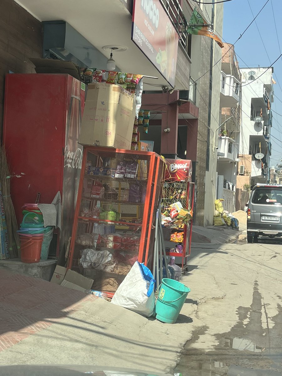 amit91366's tweet photo. @MunCorpGurugram 
गुरुग्राम पटेल नगर गली नंबर 4 के मेन चोराहे पे जितना समान दुकान के अंदर है उतना ही रोड पर जिससे चोराहे पे चारपहिया वाहन का जाम लगा रहता है नगर निगम की पूर्ण महरबानी से एक तो आठ दस फिट के चोतरे बना रखे है उपर से सामान रोड पे 
कृपया कस्ट करे और @cmohry https://t.co/KrHG6xJ6rj