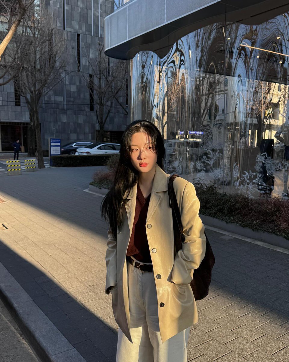 Chuaeyeon's tweet photo. The sun reaches me and whispers, “pretty girl, you are so beautiful so I gave you my blessings and love, which will come to you with my light and warmth.” https://t.co/LarBR1X7YQ