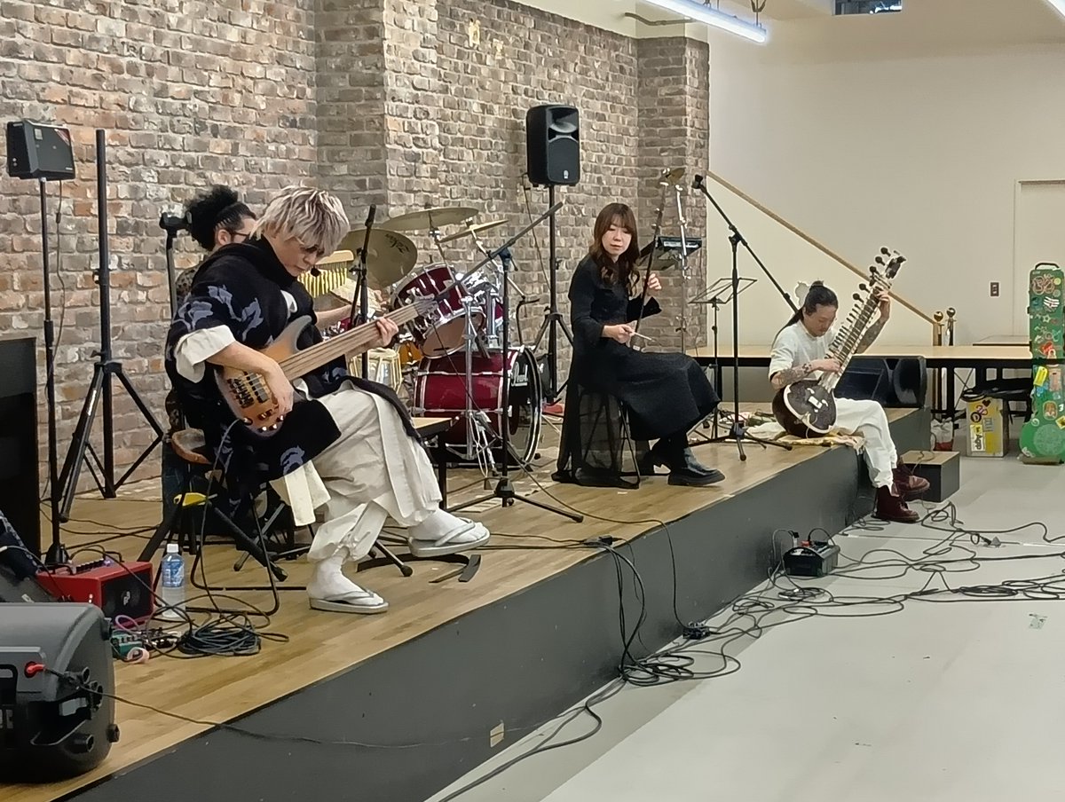 YolobaseC's tweet photo. 本日（3/20）まぶち横丁Festivalが20：00まで開催中！
入場無料。10組の音楽ライブ。フードも。司会は吉本興業のおかけんたさん。今日もええ声～😄
#YOLOBASE #イベントスペース　#レンタルスペース #大阪 #ライブ #大阪 #まぶち横丁 https://t.co/Aj3Iiy3ijC