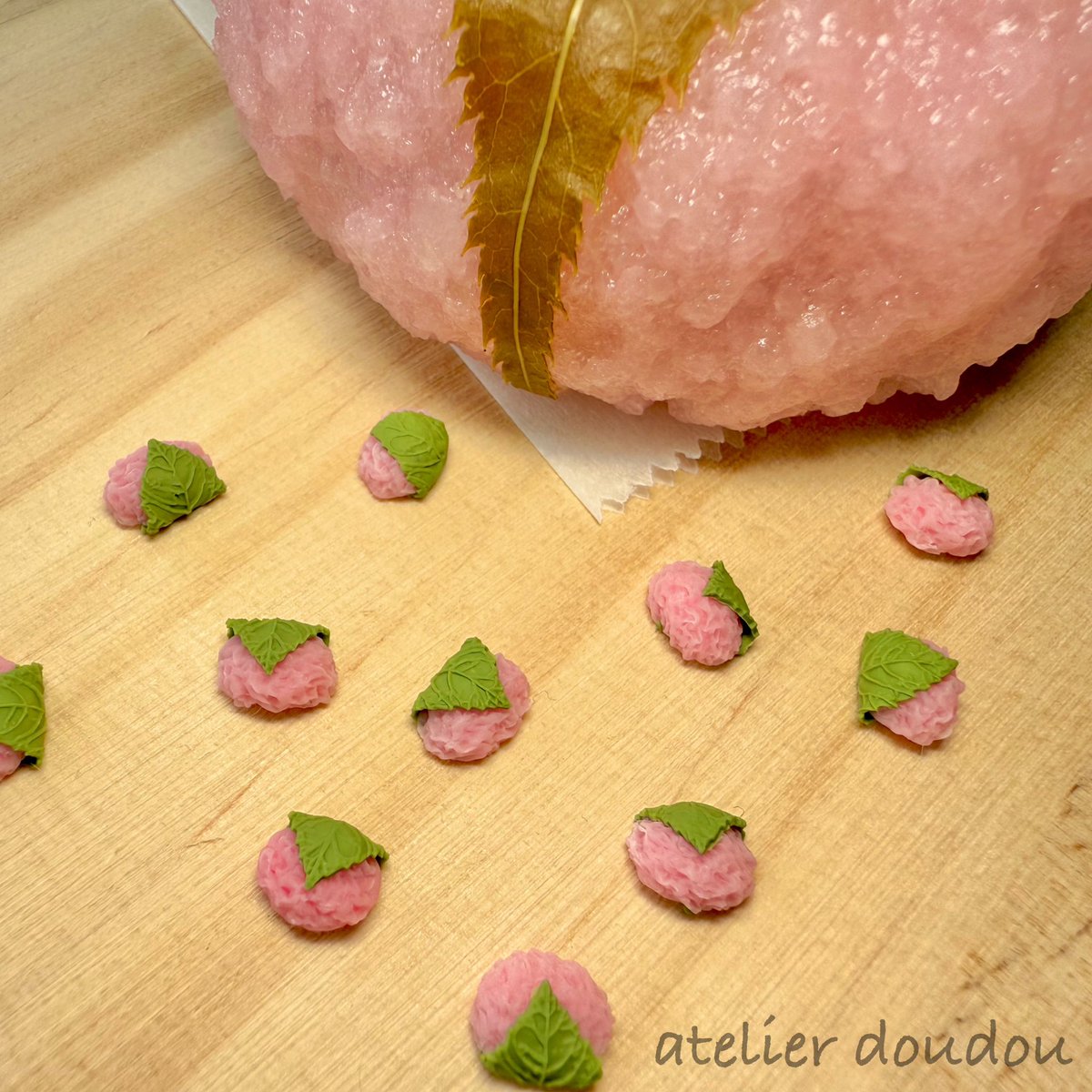 Atelier_doudou's tweet photo. 桜餅🌸
一回り小さく改良したけど、本物と比べると彩度が高めで傷心中( ᐪ꒳ᐪ )
また作り直しだなぁ🤔💦

#ミニチュア #ミニチュアフード
#miniature #handmade 
#ハンドメイド #粘土
#ハンドメイド作家さんと繋がりたい
#ハンドメイド好きさんと繋がりたい https://t.co/CgmiecH1xF