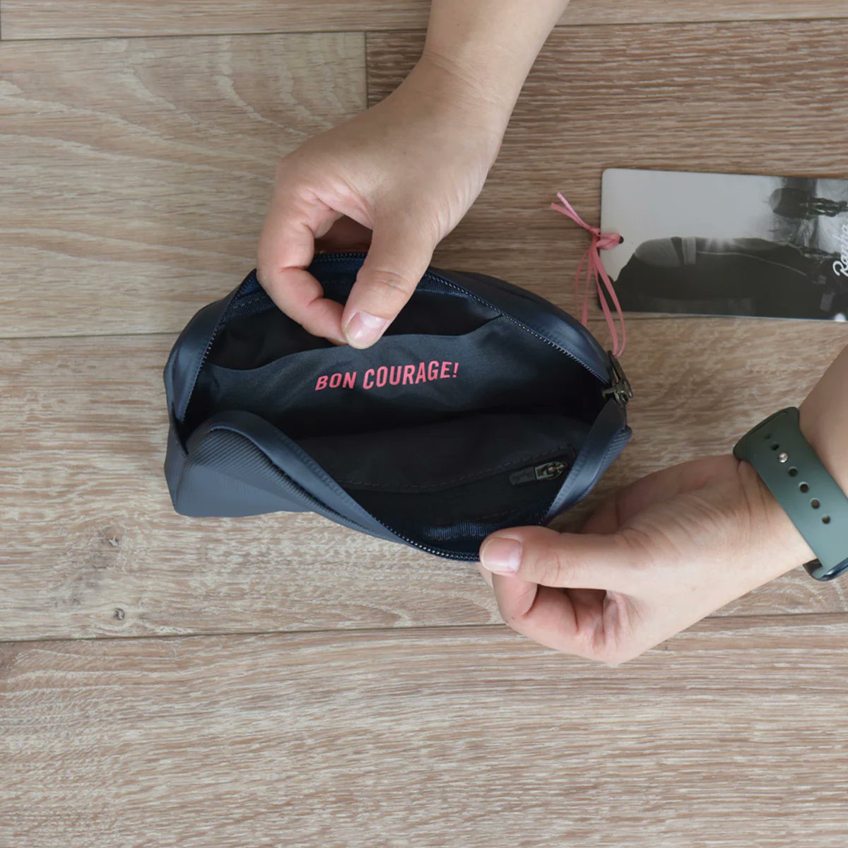 BIKEPLUS_TW's tweet image. Rapha Rainproof Essentials Case ブラックとネイビーの在庫まだ少量あり🤩 在庫限りですのでご興味のある方は早めのご決断を❗️#rapha #耐水ジッパー #BonCourage
🛒 お求めはこちら👇
bike-plus.com/products/rapha…