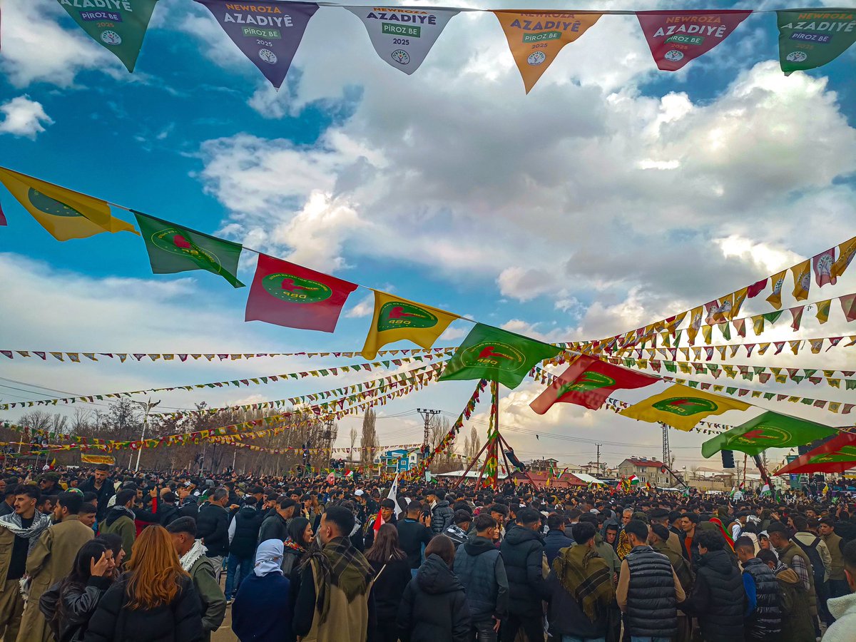 pskberfo's tweet photo. Dün çok güzel bir Newroz geçirdik Van'da✌🏼 Yorgunluktan kesintisiz 10 saat uyudum😌 kötü olan iki şey vardı biri konuşmacılar çok uzun tutuyor diğeri ergenuslar her Newroz olay çıkarıyor😡

Olsun yine de bini Newroz🤗🥰

Rojbaş û Günaydın 🌞 https://t.co/AlooMHXicJ