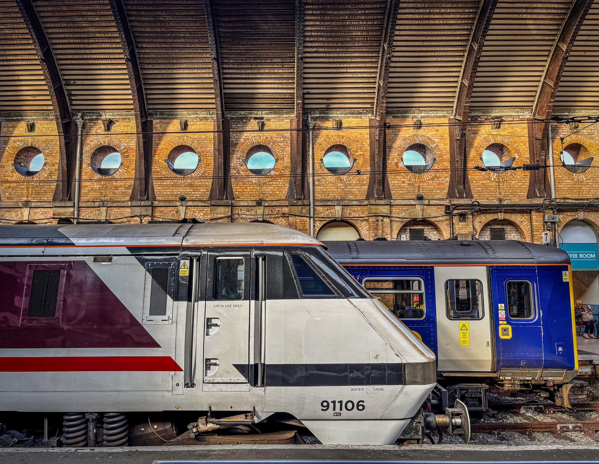 miles_chains's tweet image. The sunlight diffuses nicely through the glass roof at York, highlighting LNERs 91106, and a Leyland noise box. Always nice to hear the roar of the fans on a 91 under the canopy.
#Class91 #Class155 #LNER #Leyland #York #Northern