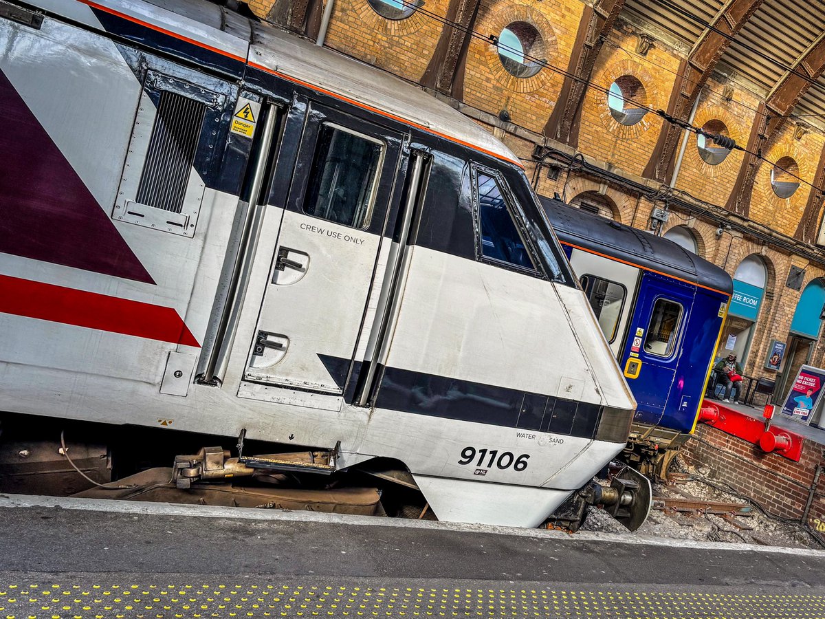 miles_chains's tweet image. The sunlight diffuses nicely through the glass roof at York, highlighting LNERs 91106, and a Leyland noise box. Always nice to hear the roar of the fans on a 91 under the canopy.
#Class91 #Class155 #LNER #Leyland #York #Northern