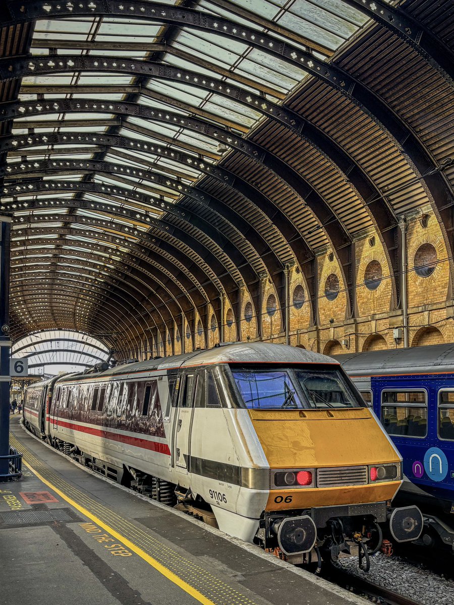 miles_chains's tweet image. The sunlight diffuses nicely through the glass roof at York, highlighting LNERs 91106, and a Leyland noise box. Always nice to hear the roar of the fans on a 91 under the canopy.
#Class91 #Class155 #LNER #Leyland #York #Northern