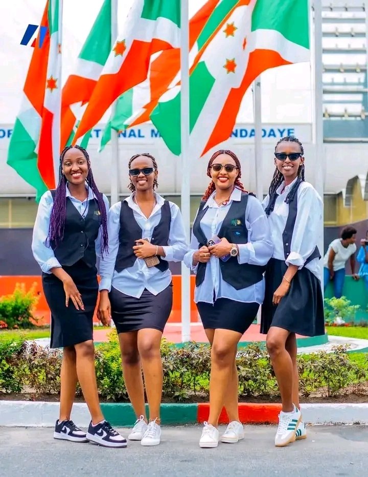 Sir_Umuhirwaa2's tweet photo. ✈️🇧🇮🌟 AMAGABA MU MAKUNGU
Hier, La Troupe #Amagaba a pris son vol pour Addis-Abeba , représentant le pays au " Festival d'art et de Culture " du 20 au 23 mars 2025 .
📸 : @akezanet #Umuhirwa ✍🏽 https://t.co/ms2rF4dGcg