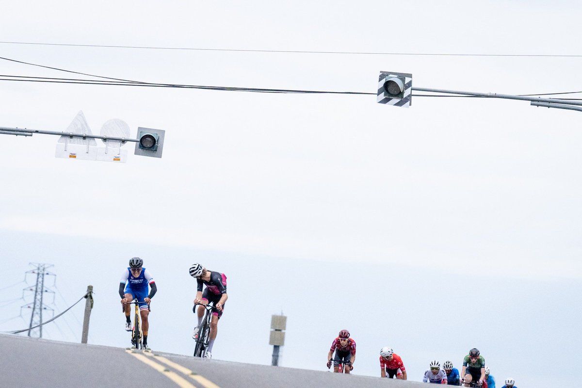 When the peloton is almost caught you😱😱😱

#santic #cyclingrace #procycling #roadcycling