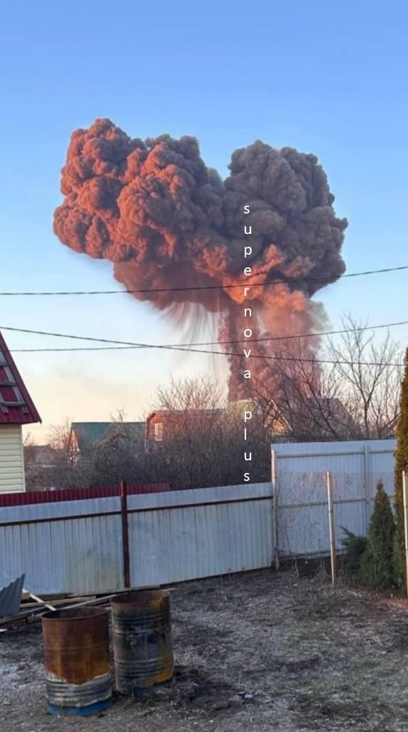 EuromaidanPress's tweet photo. Last night, Ukrainian drones struck Engels-2, the home base of Russian strategic bombers that regularly launch missiles at Ukraine.
๐นTG/ExileNova+, Supernova+ https://t.co/12YHNKifet