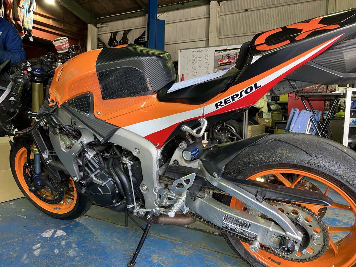 Repsol222's tweet photo. バイク戻ってきた！今回の改修で後軸86psから105ps！もう車両で言い訳は出来ない…！今年はツーリスト・トロフィーを目標に頑張ります！ https://t.co/GZPVNYxmtq