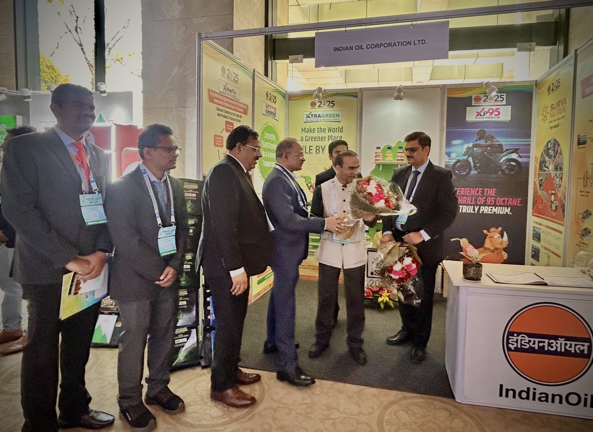 ISFL2025's tweet photo. Inauguration of IndianOil R&amp;D  exhibition stall by Director (Pipelines), IOCL in the presence of Director (R&amp;D), IOCL.

#ISFL2025 https://t.co/uMnlJJLyr8