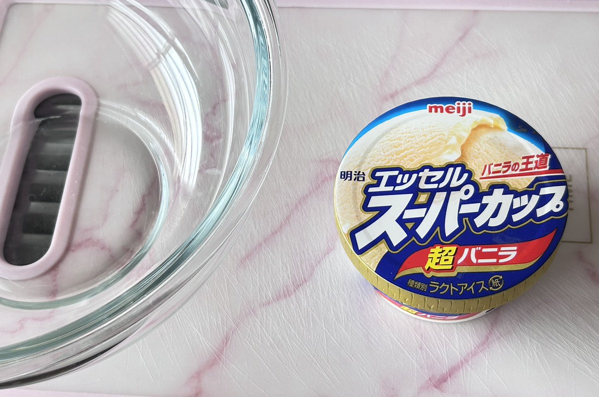 momomimileoru's tweet photo. 【材料4つ】フライパンで作る!バナナケーキ作り方! / 【syun cooking】 https://t.co/6yxEzavQaz @YouTubeより
ガンプラも作るがスイーツも作る🍌
先ずはスーパーガンダム…じゃなかった大好物スーパーカップを500W2分チン。
ホケミ150gとかましてかまして〜(混ぜて混ぜて〜)🌀
#syuncooking https://t.co/kYOZMzrCBS