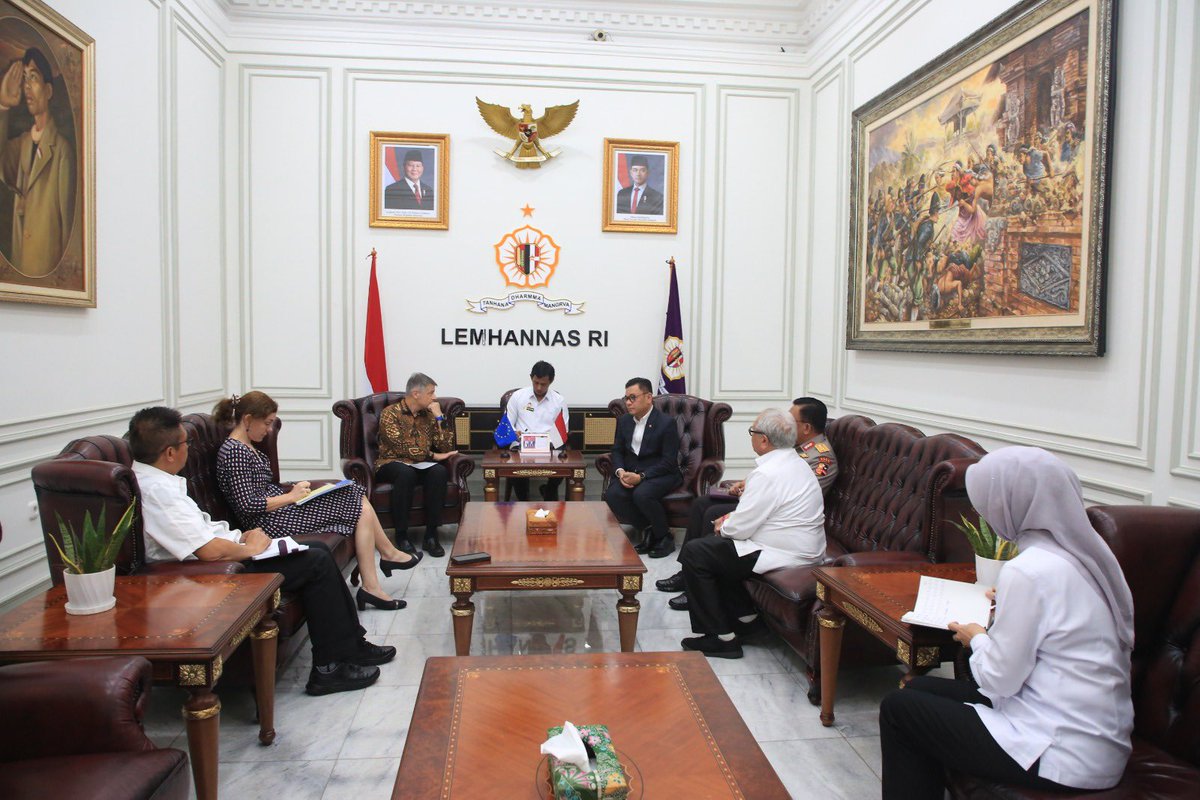 Yesterday I met with the Governor of Lemhannas Dr. H. TB. Ace Hasan Syadzily. We discussed global challenges and the importance of cooperation in various fields, including trade and education, to enhance resilience. A valuable exchange reinforcing 🇪🇺🇮🇩ties in an evolving world.