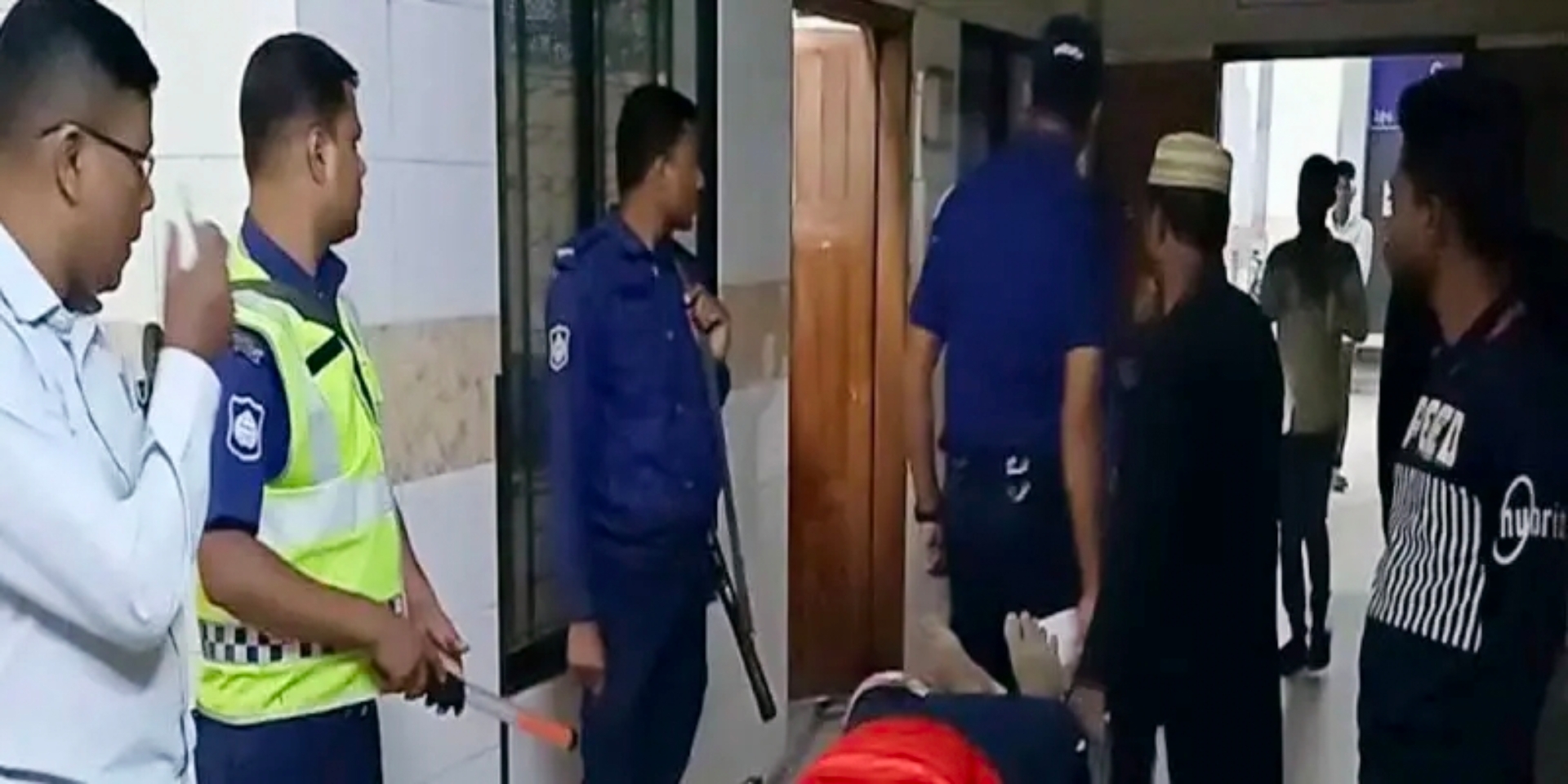 নওগাঁয় পুলিশের ধাওয়া খেয়ে ট্রাক উল্টে ডাকাত নিহত