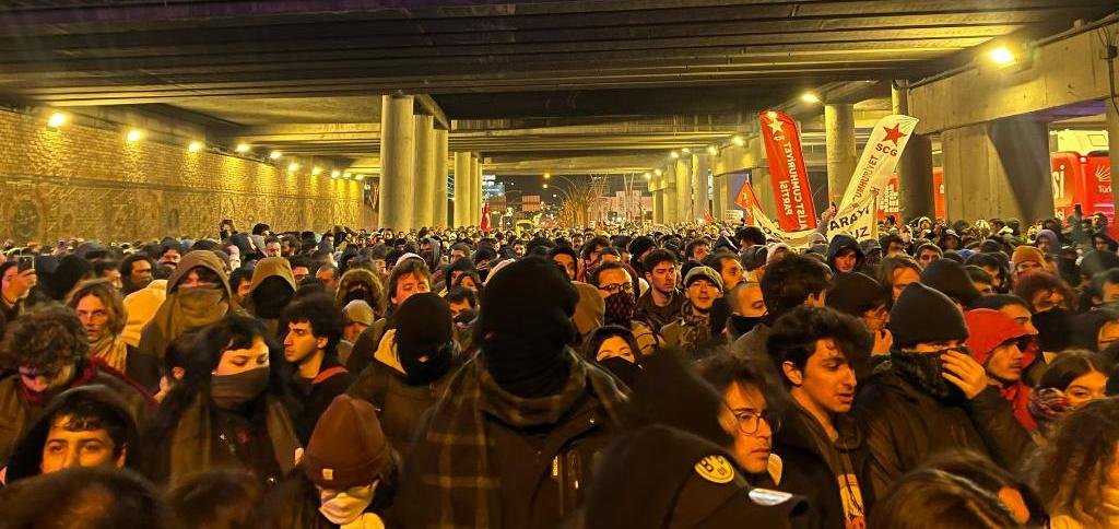 yazilama's tweet photo. Dün gece. ODTÜ öğrencileri Eskişehir Yolu'nda (Ankara'nın 3 ana arterinden biri). https://t.co/Qd3UfBZAlf