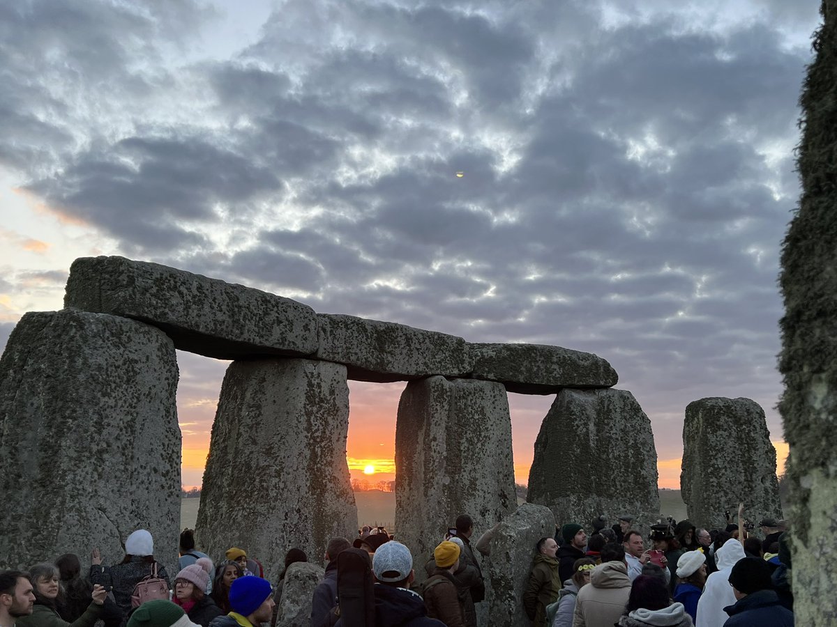 StonehengeTour's tweet photo. A magical Spring Equinox sunrise 🌅 ❤️ https://t.co/HMkysIWozG