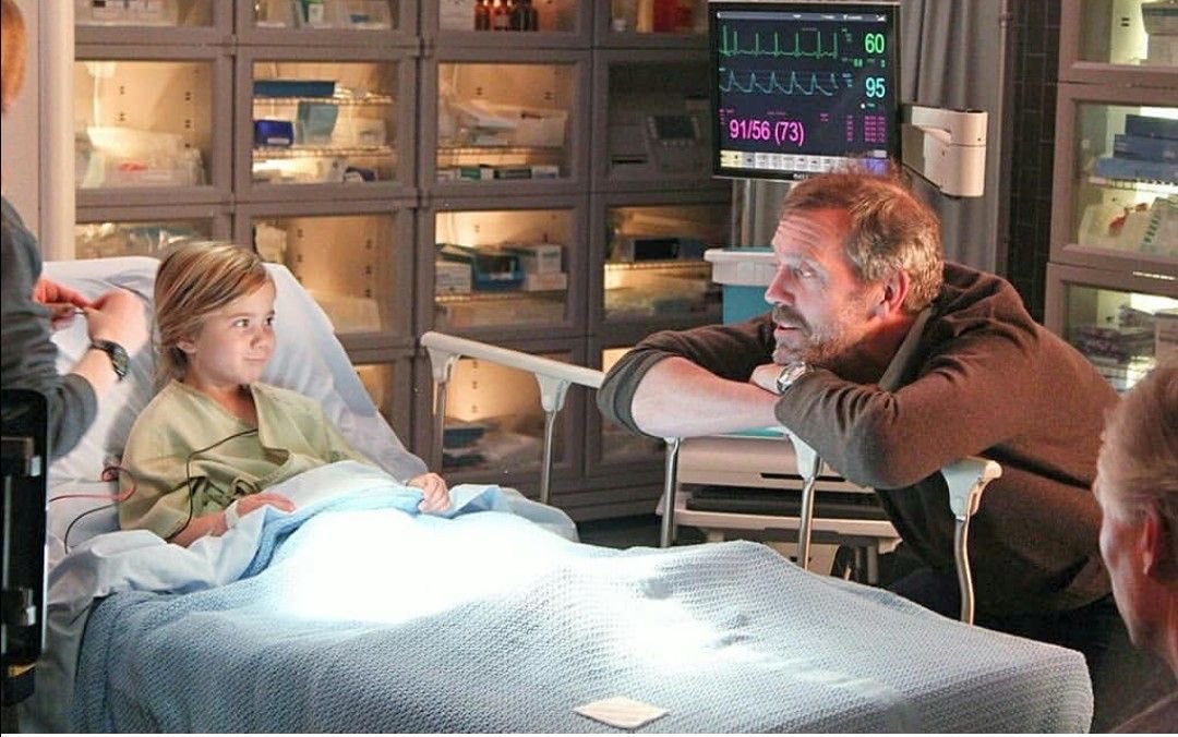 hugh laurie on set with some of the kid guest stars 🥹🥹