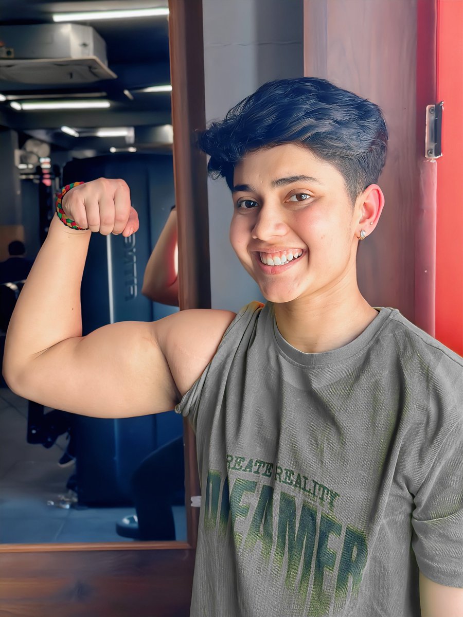 “बस जीवन का आनंद लो और मेहनत करो, हम फिर कभी जवान नहीं होंगे।”😅💪