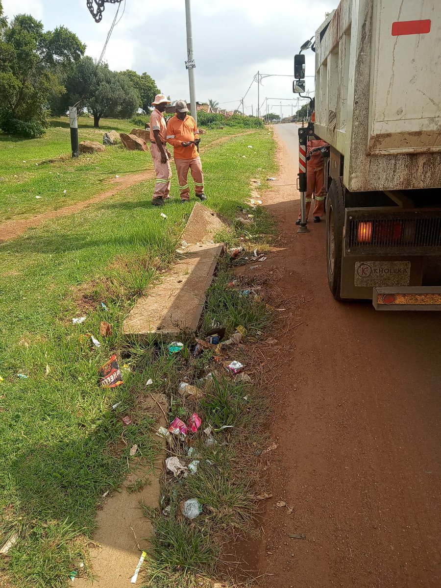 MyJRA's tweet photo. #JoburgServices #RegionalOperations
Unblocking of kerb-inlets and fixing of broken KI's to ensure rain water is efficiently drained and flooding is preventedβ
Region G teams continued the work in Ennerdale along Poseidon Streetπ @CRUM_RegionG https://t.co/UYwD4bauvq
