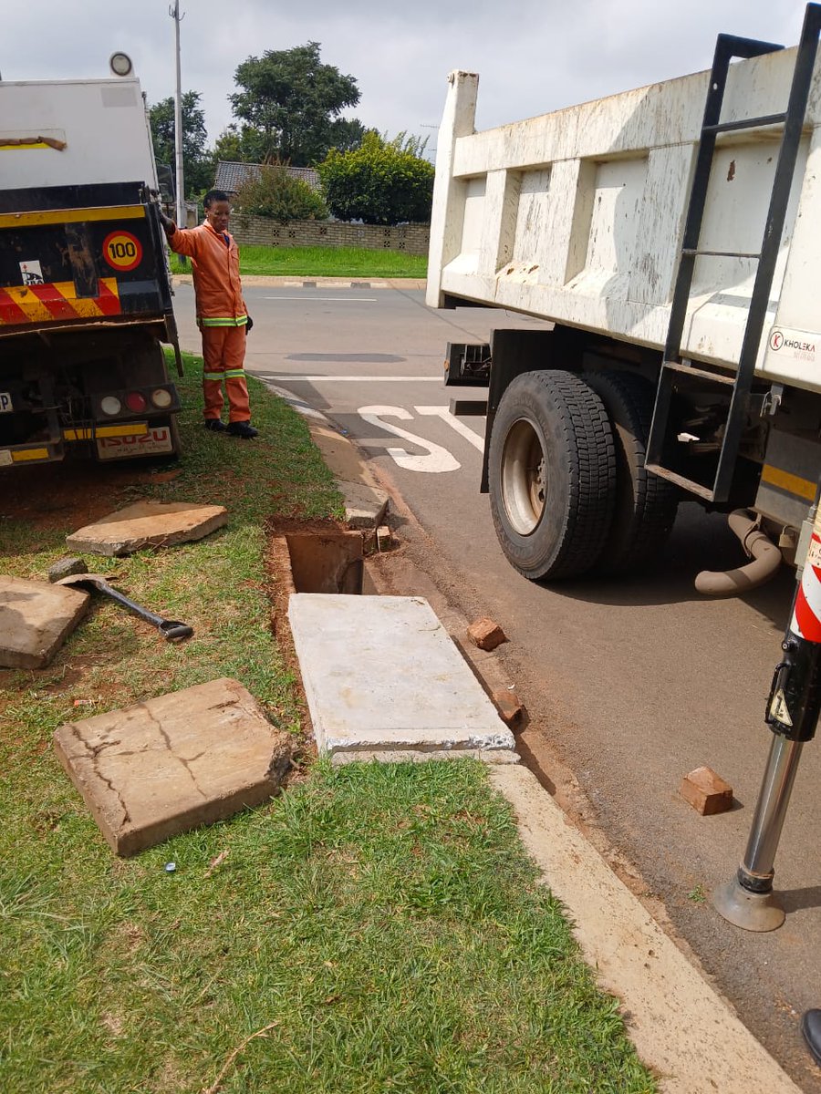 MyJRA's tweet photo. #JoburgServices #RegionalOperations
Unblocking of kerb-inlets and fixing of broken KI's to ensure rain water is efficiently drained and flooding is preventedβ
Region G teams continued the work in Ennerdale along Poseidon Streetπ @CRUM_RegionG https://t.co/UYwD4bauvq