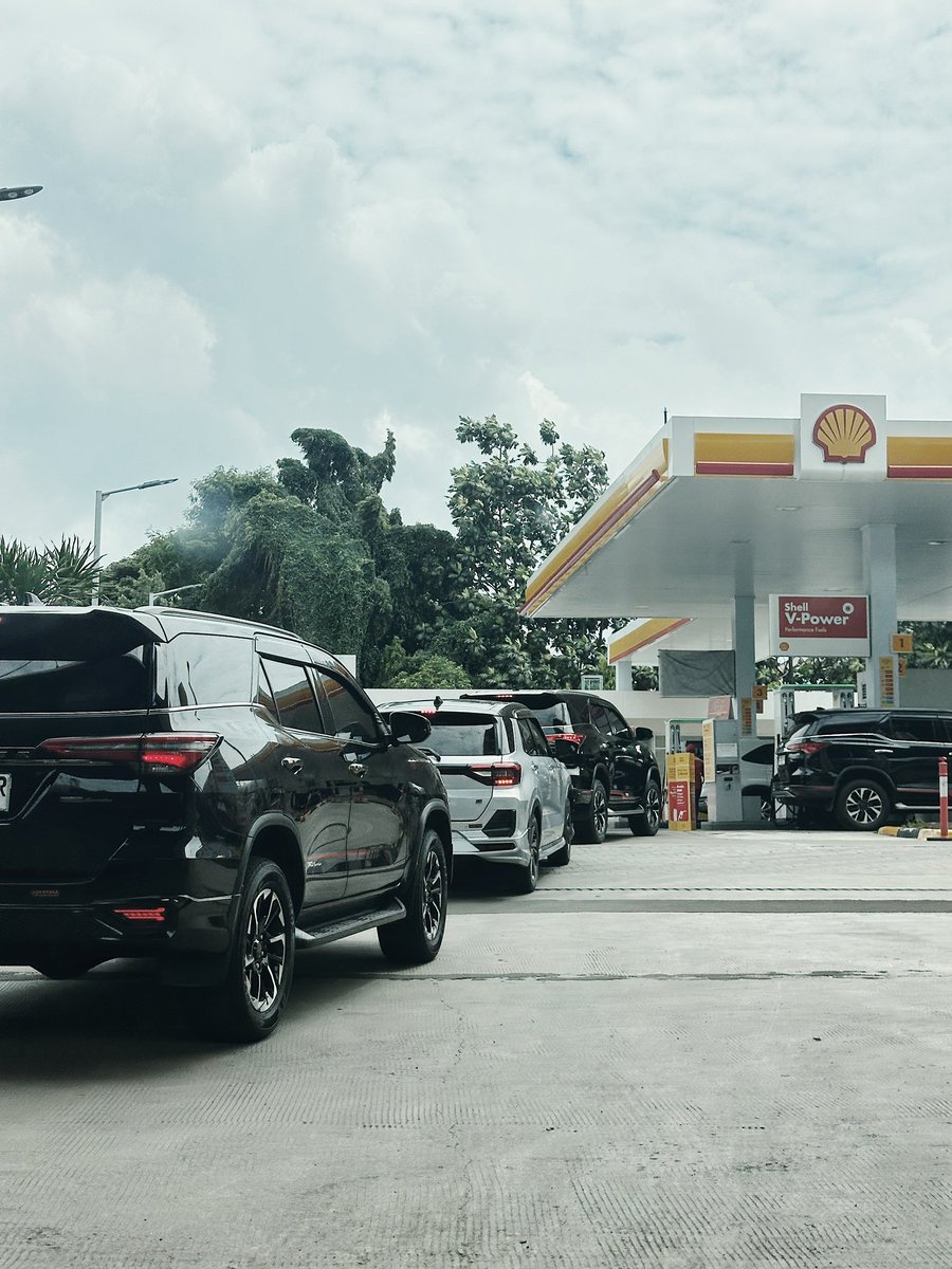 fellexandro's tweet image. Ngisi bensin jaman sekarang, serasa gerakan balas dendam melawan kebobrokan pemerintah. 

We are emotional beings indeed. Kalau lo ngerasanya gimana?