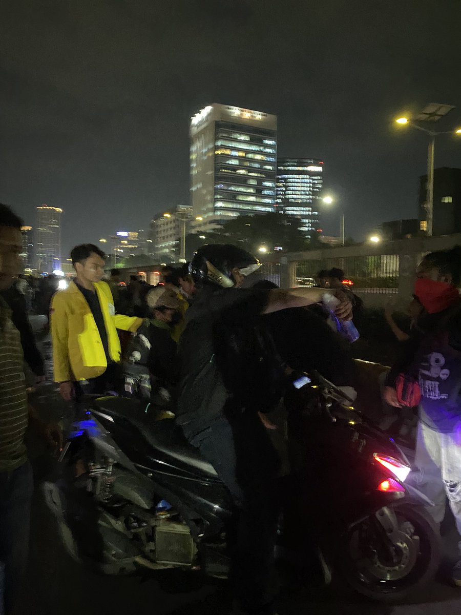 Terpantau ada banyak mahasiswa yang kakinya patah, dan beberapa luka-luka. INI UDAH GILA ANJING. LU STOP ANJING PAKE SENJATA LU ITU TAI. 

#ACAB #TolakRevisiUUTNI #TolakDwifungsiABRI #IndonesiaGelap