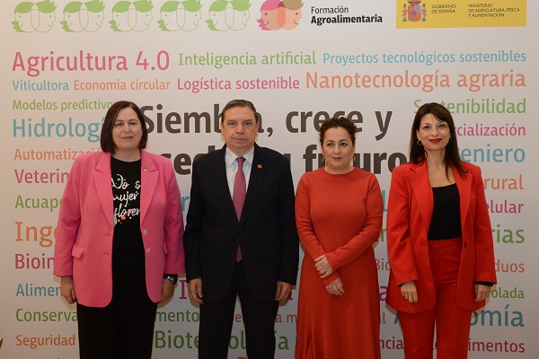 Cuaderno Agrario (@cuadernoagrario) on Twitter photo 🗣️<a href="/LuisPlanas/">Luis Planas Puchades</a> : “El #Gobierno apuesta por impulsar la #formación agraria para dar futuro al #sectoragroalimentario”👩🏻🌾🚜
+INFO➡️cuadernoagrario.com/?p=65332 vía @mapagob
📸<a href="/BegoaBernal/">Begoña García Bernal</a> <a href="/Isabelbombal1/">Isabel Bombal Diaz</a> <a href="/EstherMontAriz/">Esther Monterrubio</a> 🗣️<a href="/LuisPlanas/">Luis Planas Puchades</a> : “El #Gobierno apuesta por impulsar la #formación agraria para dar futuro al #sectoragroalimentario”👩🏻🌾🚜
+INFO➡️cuadernoagrario.com/?p=65332 vía @mapagob
📸<a href="/BegoaBernal/">Begoña García Bernal</a> <a href="/Isabelbombal1/">Isabel Bombal Diaz</a> <a href="/EstherMontAriz/">Esther Monterrubio</a>