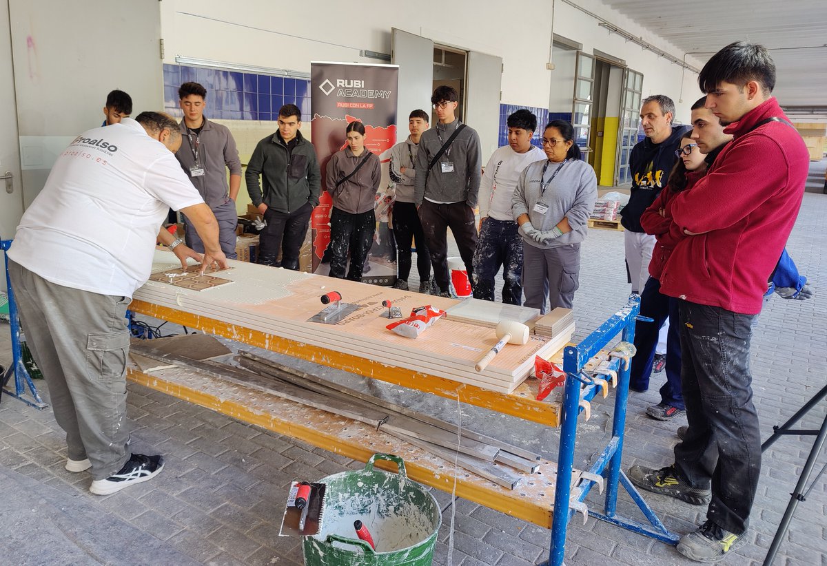 Proalso's tweet image. Nueva edición en Valencia del Curso de especialización en instalación de cerámica de la Beca Rubi con la FP. Disfrutando de la formación de los profesionales del futuro con alumnos seleccionados de los cinco centros participantes de toda la provincia.