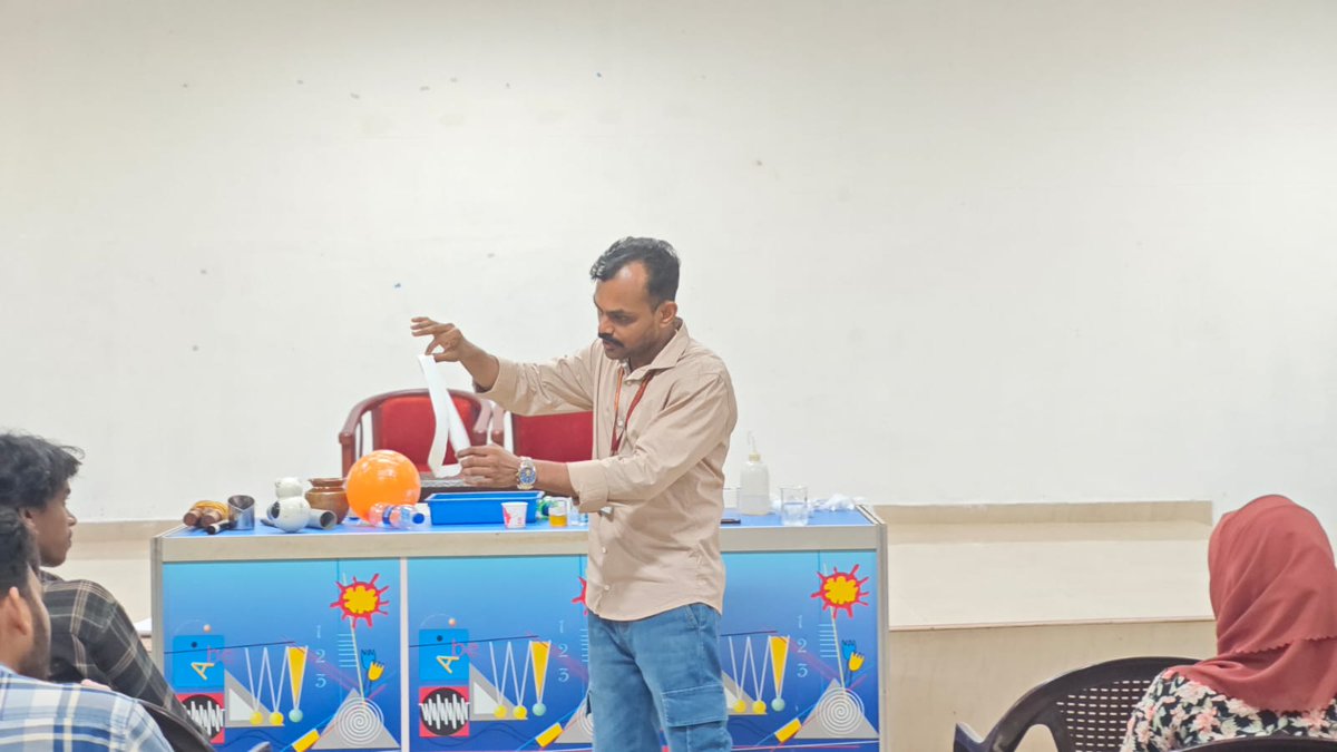 ncsmgoi's tweet image. Glimpses of #ScienceDemonstrationLecture organised by @rscpcalicut, a unit of @ncsmgoi, @MinOfCultureGoI, for the B.Sc Students of St. Joseph&apos;s College, Devagiri, Calicut.

#ScienceDemonstration #Calicut #Students