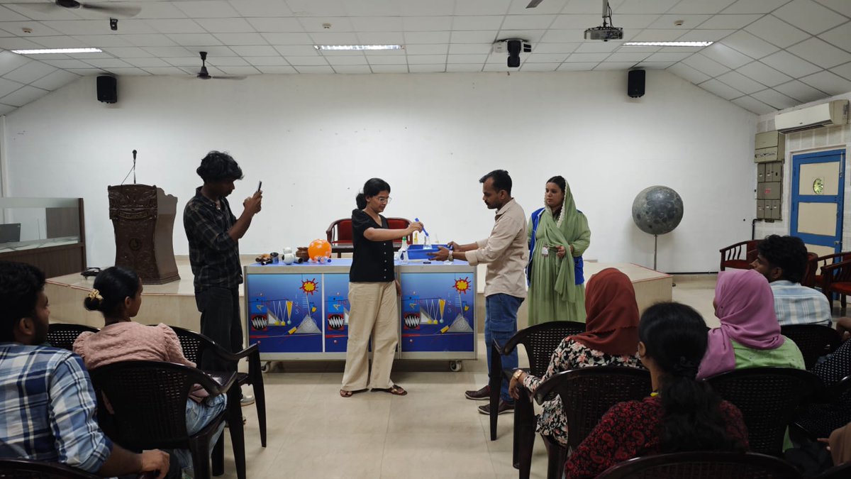 ncsmgoi's tweet image. Glimpses of #ScienceDemonstrationLecture organised by @rscpcalicut, a unit of @ncsmgoi, @MinOfCultureGoI, for the B.Sc Students of St. Joseph&apos;s College, Devagiri, Calicut.

#ScienceDemonstration #Calicut #Students
