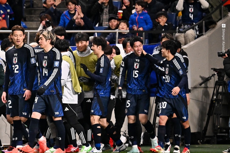 SoccerKingJP's tweet photo. 🇯🇵結果速報🇧🇭
日本代表がW杯行きを決める！　3試合残して出場権獲得は史上最速…鎌田大地＆久保建英弾でバーレーン撃破
https://t.co/e7ZZUif4Ql

🗣️編集部より
「途中出場の鎌田が均衡を破り、終盤には久保がニアを撃ち抜く追加点。2-0で勝利した日本代表が、“一番乗り”でW杯行きの切符を掴みました」 https://t.co/cDnz71ArBm